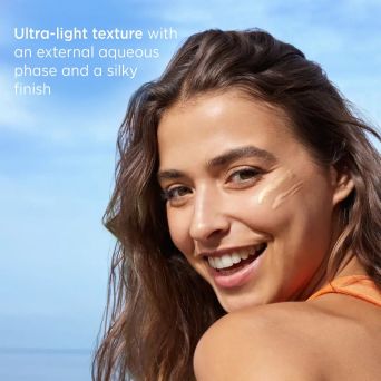 Sunscreen with glow effect leaving a silky radiant finish. Ultra-light water-based facial SPF 50